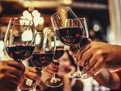 friends-red-wine-glasses